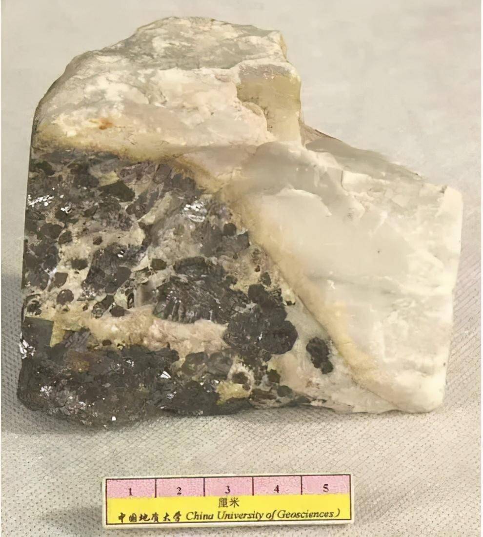 25张照片,教你快速分辨金属矿石,建议收藏